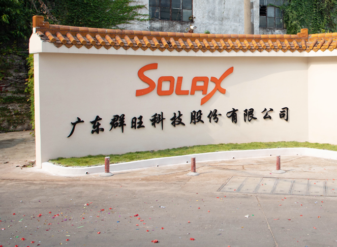 Signo de la empresa SOLAX al aire libre