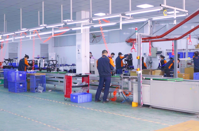 Fábrica moderna con trabajadores ocupados