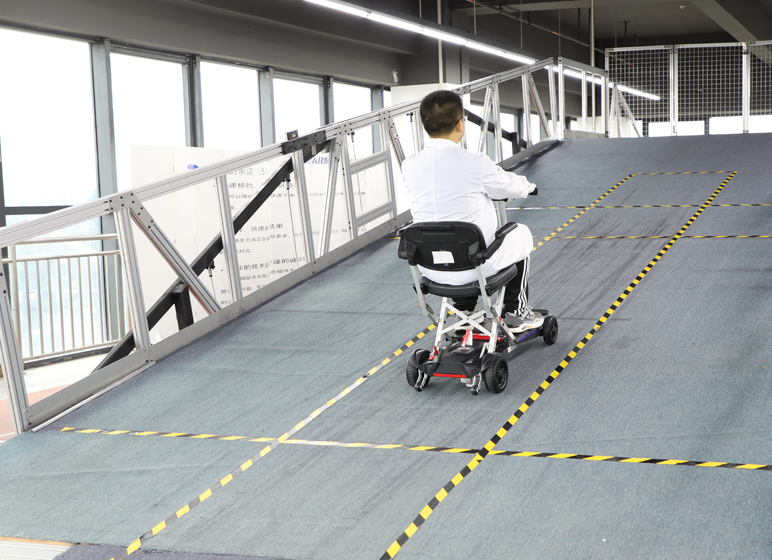 Pista interior con usuario de silla de ruedas.